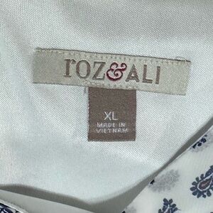 Roz & Ali Ivory and Navy Floral Top